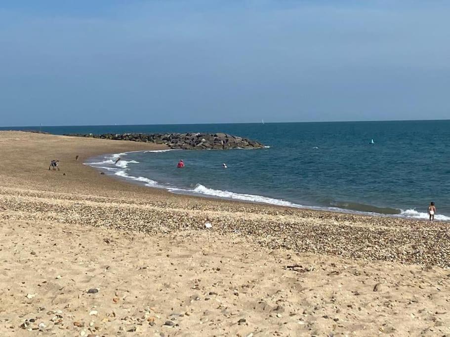 Shoreline Hideaway - Next To The * Holland-on-Sea