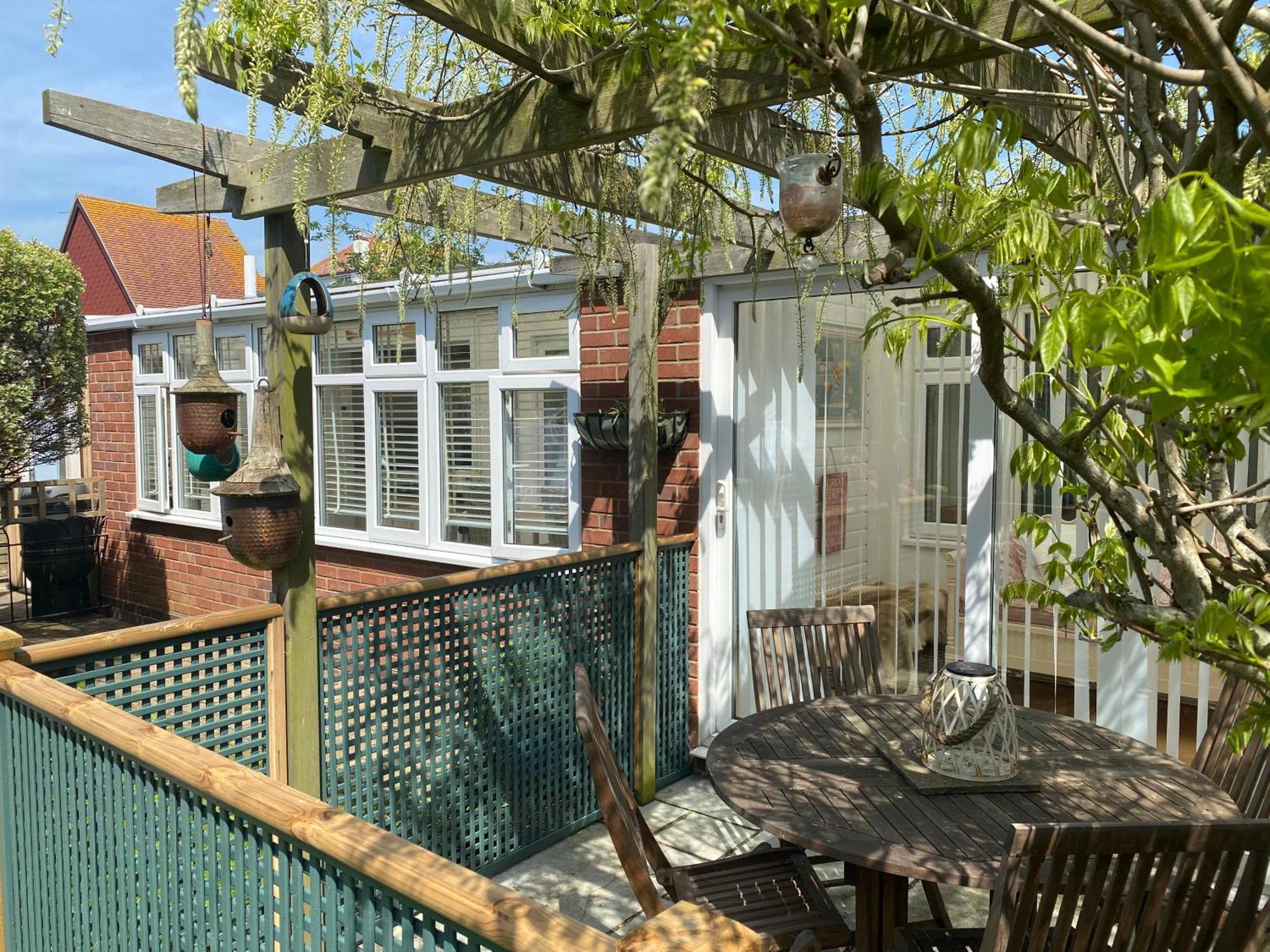 Shoreline Hideaway - Next To The * Holland-on-Sea